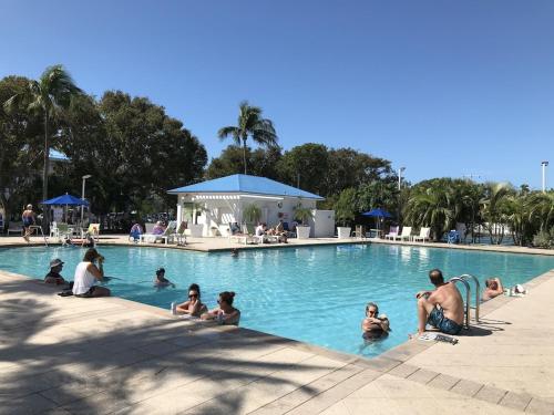 un grupo de personas sentadas en una piscina en Tropical Daze Oceanfront Paradise, en Tavernier