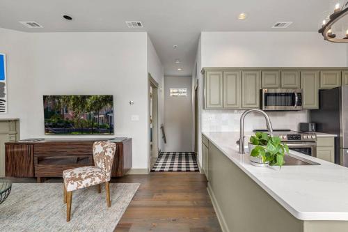 Dapur atau dapur kecil di Carriage House - House on Taylor Square