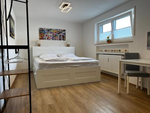 a small bedroom with a bed and a desk at *moderne Wohnung ANTON in VS mit Küche+Bad in Villingen-Schwenningen