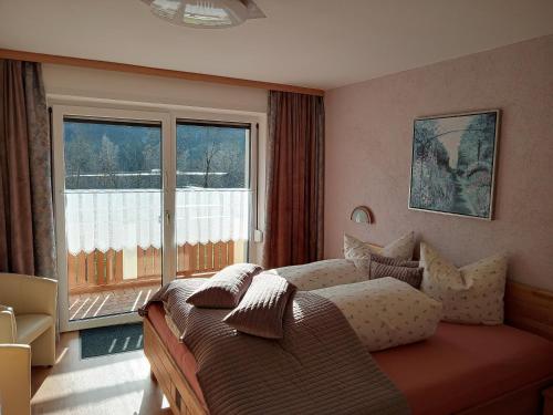 HöfenにあるFerienwohnung Schreieck Mariaのベッドルーム1室(ベッド1台、大きな窓付)