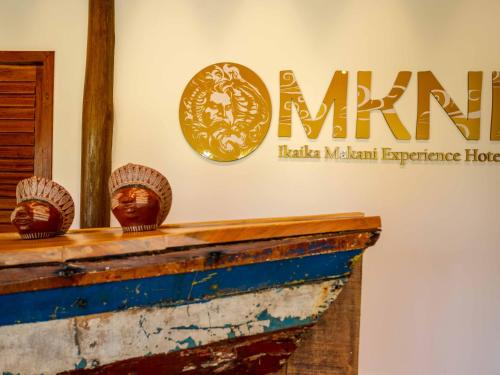 MKNI Hotel - Ikaika Makani Experienceに飾ってある許可証、賞状、看板またはその他の書類