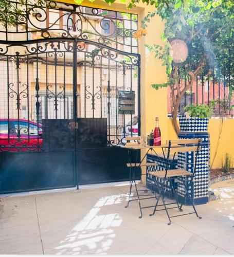 バレンシアにあるHabitación con Baño privadoの門付きの建物前のテーブルと椅子
