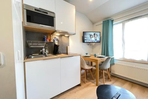 a kitchen with a sink and a table at Coeur Massy M7 Rer BC 600m - Orly20 min in Massy