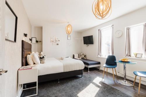 Postel nebo postele na pokoji v ubytování Design Suites Lytham