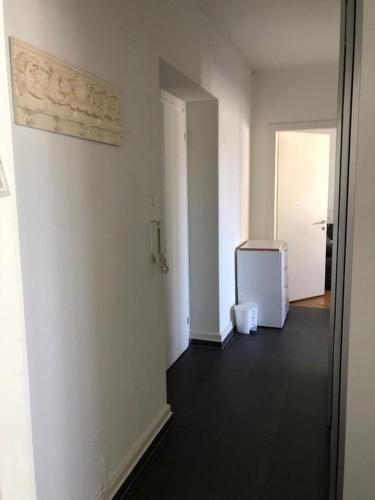 an empty room with a refrigerator and a door at Ein Zimmer in einer 2-Zimmer-Wohnung im Zentrum in Zurich