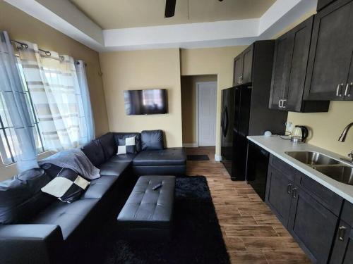 Kuchyň nebo kuchyňský kout v ubytování StoneSide Villa