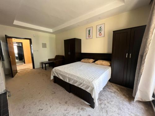 Een bed of bedden in een kamer bij Limra complex