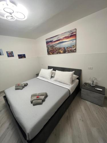 - une chambre avec un grand lit et des serviettes dans l'établissement MareLuna Gradoni di Chiaia, à Naples