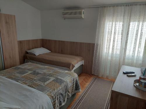 Diana Rooms and Apartments tesisinde bir odada yatak veya yataklar