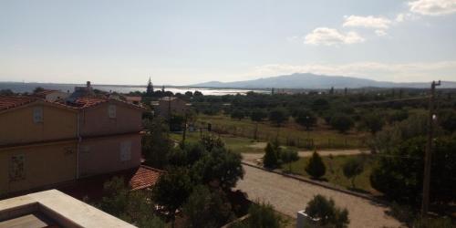 - Vistas a una ciudad con río y montañas en Villa, en Dikili