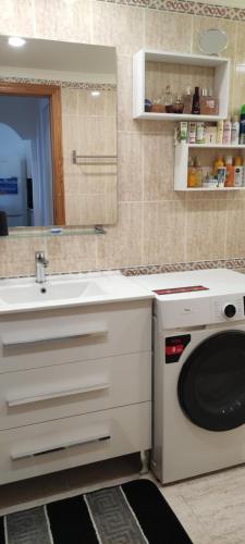 una cocina con lavadora y fregadero en Apartament na plaży w La Manga, en La Manga del Mar Menor