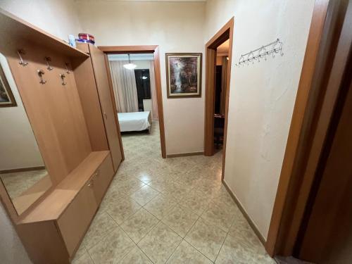 um corredor de um quarto com uma porta e um quarto com um corredor em Pallati Kajtazi em Durrës