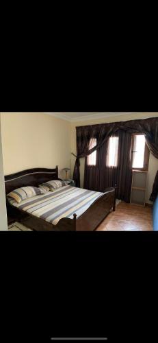 1 dormitorio con 1 cama grande en una habitación en Costa cabo en Martil