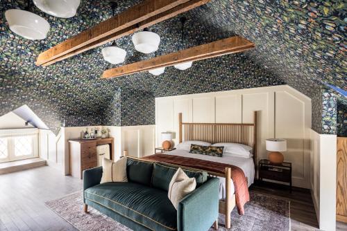 um quarto com uma cama e um sofá em The Richland em Orange