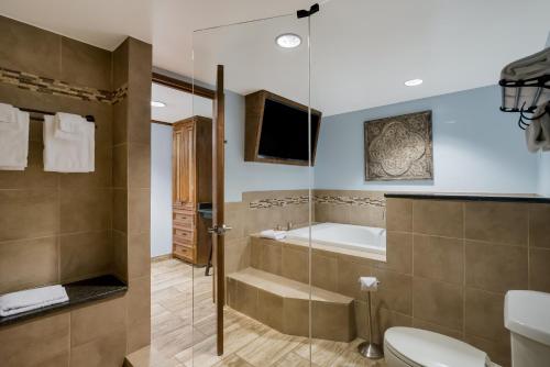 uma casa de banho com uma banheira, um WC e um lavatório. em Grand Z Hotel Casino by Red Lion Hotels em Central City