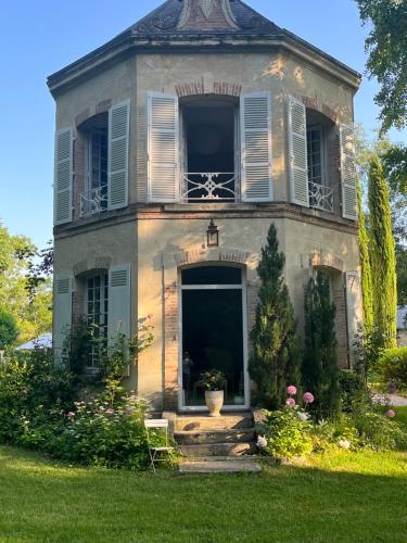 une maison ancienne avec une porte d'entrée et une cour dans l'établissement les grandes hayes, à Coulonges-sur-Sarthe