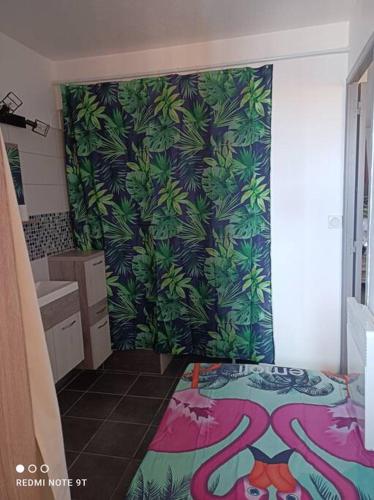 une salle de bain avec un mur vert et violet dans l'établissement Superbe appartement avec magnifique vue., au Barcarès