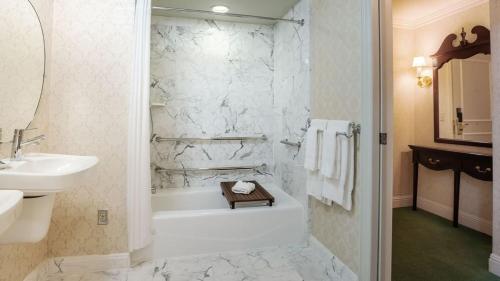 uma casa de banho com uma banheira e um lavatório em The Bristol Hotel Campbell San Jose em Campbell