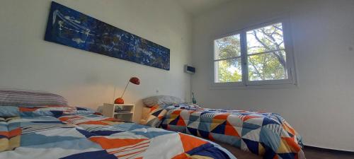 una camera con due letti e una finestra di Casa Candelina a Mendoza