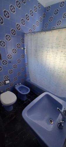 門多薩的住宿－Casa Candelina，蓝色的浴室设有卫生间和水槽