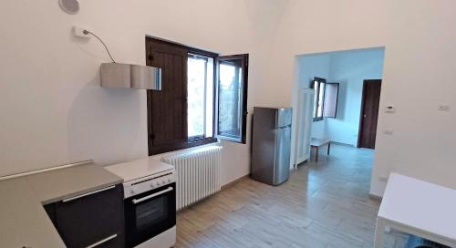 una cucina con piano cottura e frigorifero di Casa di Marco a Lecce