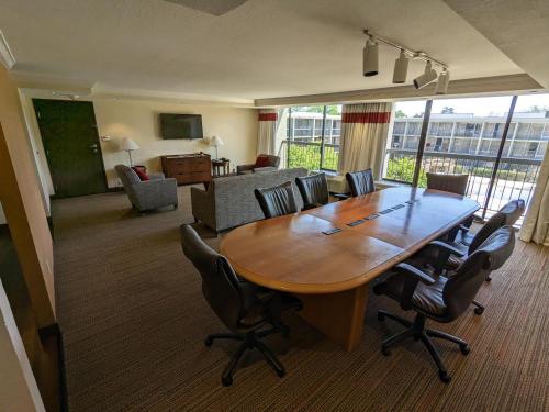 Four Points by Sheraton Little Rock Midtownにあるシーティングエリア