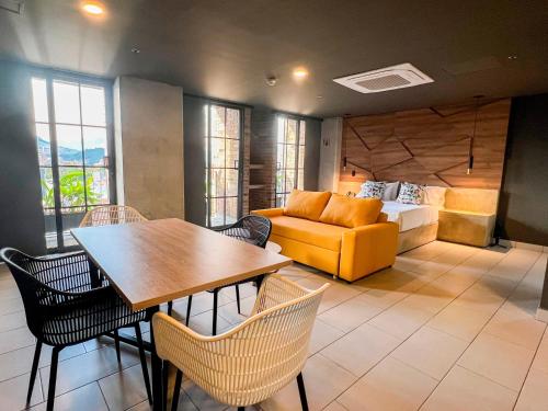 sala de estar con sofá, mesa y sillas en Los Patios Cool Living, en Medellín
