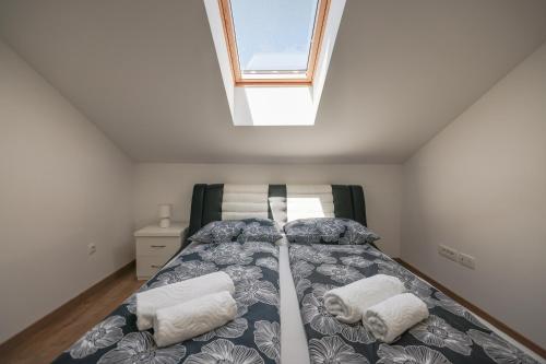 Een bed of bedden in een kamer bij Natural landscape view Penthouse apartment with garage and 2 balconies