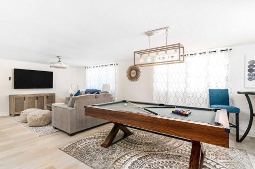 アポロ・ビーチにあるRenovated 3B 2BA, oasis yard Hot tubのビリヤード台のあるリビングルーム
