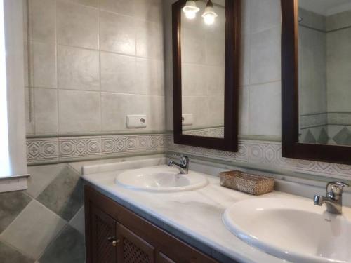 Baño con 2 lavabos y espejo en Villa privada en la playa 8 personas, en Marbella