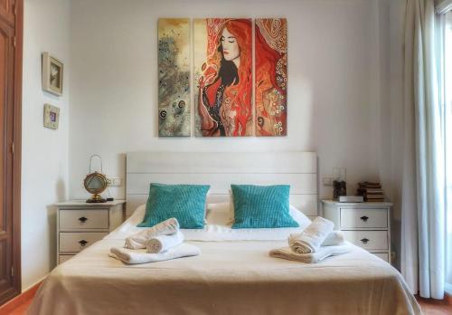 1 dormitorio con 1 cama con una pintura en la pared en Villa privada en la playa 8 personas, en Marbella