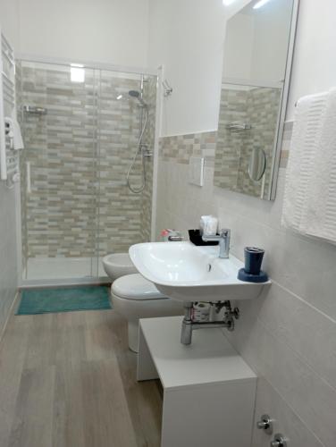 A bathroom at B&B Civico 64 Scalea