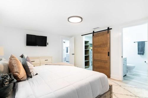 Renovated 3B 2BA, oasis yard Hot tubにあるテレビまたはエンターテインメントセンター