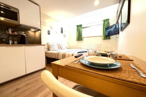 a kitchen and living room with a table and a couch at Coeur Massy M9 Rer BC 600m - Orly20 min in Massy