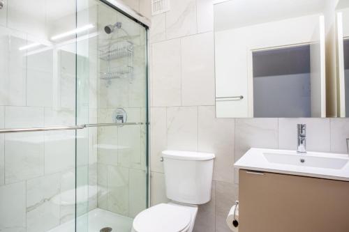 Ένα μπάνιο στο S End Loft w Pool Art Gallery Steps to T BOS-359