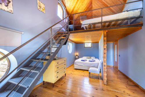 1 dormitorio con litera y escalera de caracol en Villa Jimmy, en Armação de Pêra