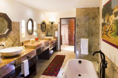 y baño con 2 lavabos y bañera. en 3BR Great View Luxury Villa-Cabo San Lucas en El Tule