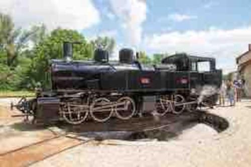 een zwarte trein zit op het spoor bij Logement près des vignes in Crozes-Hermitage