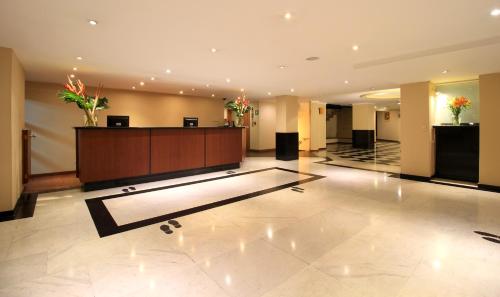The lobby or reception area at Hotel Windsor House Inn By GEH Suites