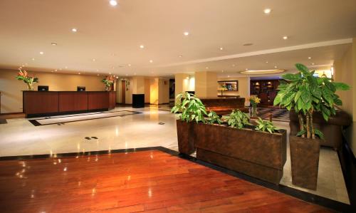 Bazén v ubytování Hotel Windsor House Inn By GEH Suites nebo v jeho okolí