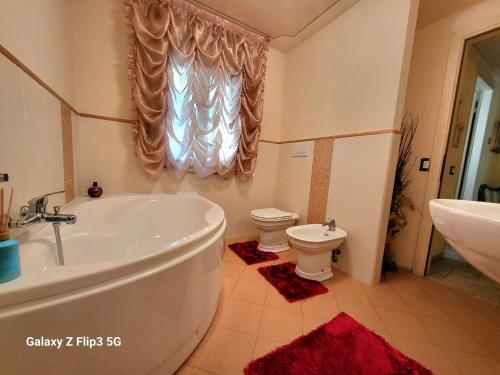uma casa de banho com uma banheira, um WC e um lavatório. em Queen House em Montopoli in Val dʼArno