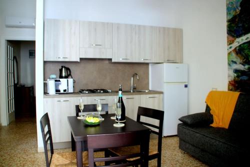 - une cuisine avec une table et une bouteille de vin dans l'établissement Casetta Monet - nel cuore della pedonale, à Dolceacqua
