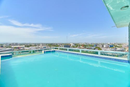 una gran piscina en la parte superior de un edificio en Central Suites Tower en Santo Domingo
