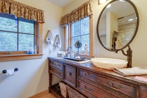 baño con lavabo y tocador con espejo. en Idaho Springs Home with Amazing Mountain Views!, en Idaho Springs