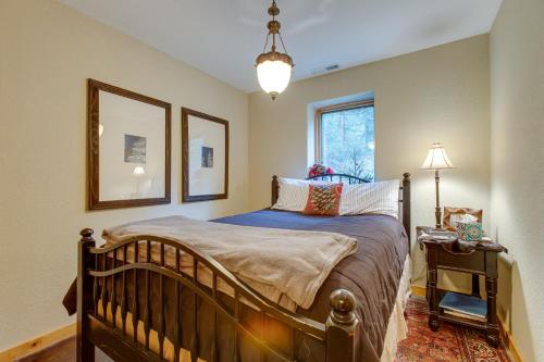 1 dormitorio con cama y ventana en Idaho Springs Home with Amazing Mountain Views!, en Idaho Springs