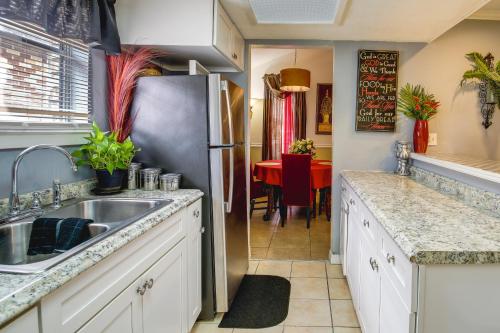 cocina con fregadero y nevera en Quaint New Orleans Home about 10 Mi to Bourbon St! en Nueva Orleans