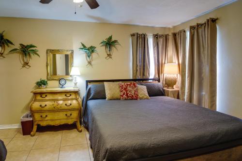 - une chambre avec un lit, un miroir et une commode dans l'établissement Quaint New Orleans Home about 10 Mi to Bourbon St!, à La Nouvelle-Orléans