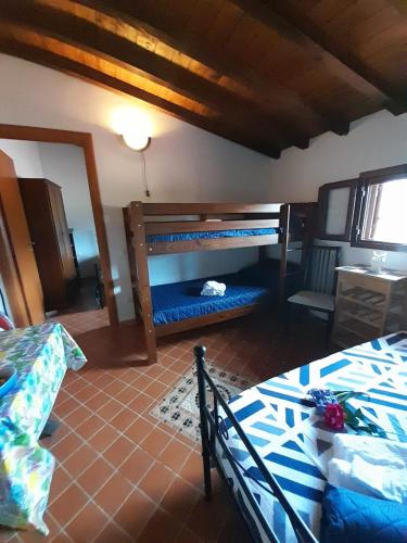 Zimmer mit 2 Etagenbetten in einem Haus in der Unterkunft Casa Frida in Solanas