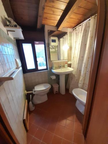 ein Bad mit einem WC und einem Waschbecken in der Unterkunft Casa Frida in Solanas