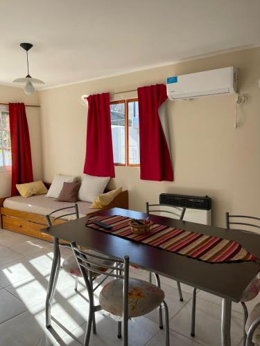 uma sala de estar com uma mesa e um sofá em Casa moderna en zona tranquila em Malargüe